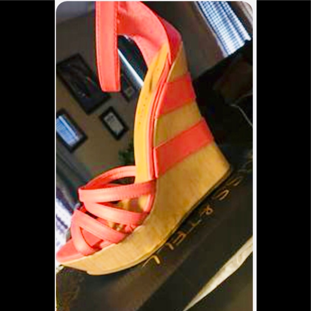 Strap wedge